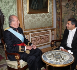 Presentación de Cartas Credenciales. Don Juan Carlos conversa con el embajador de Georgia, Sr. Zurab Pololikashvili
